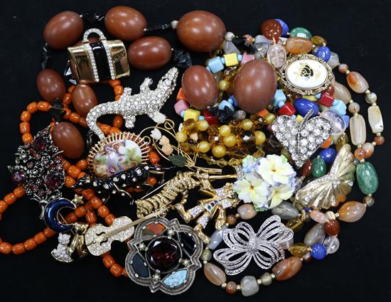 Mixed costume jewellery.